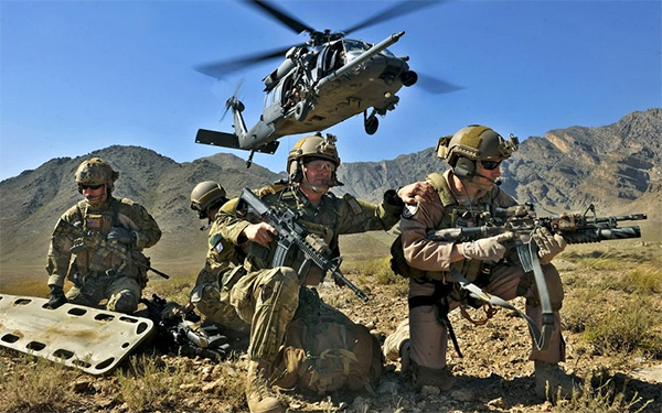 Photo of Soldiers with UH-60 Black Hawk helicopter